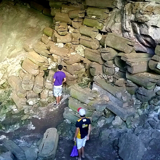 Lumiang Burial Cave Housed 500 Year Old Coffins Travel To The Philippines